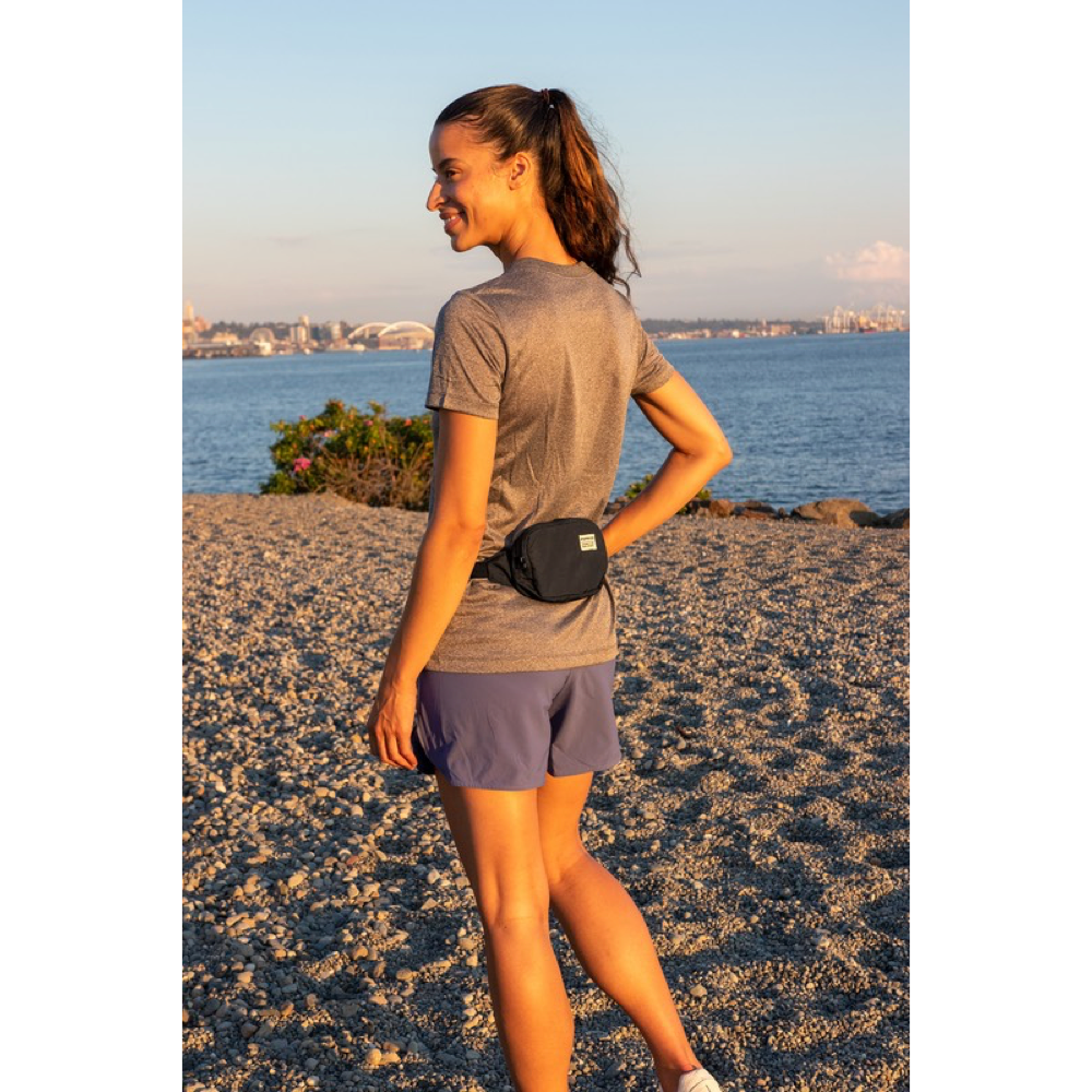 Model view of Amphipod R3 Express Convertible Pack.