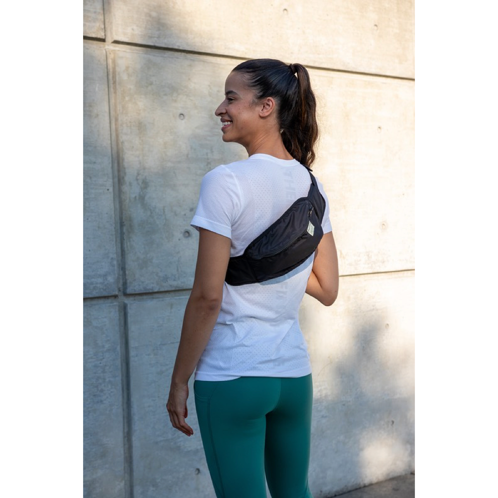 Model view of Amphipod R3 Venture Out Convertible Pack.