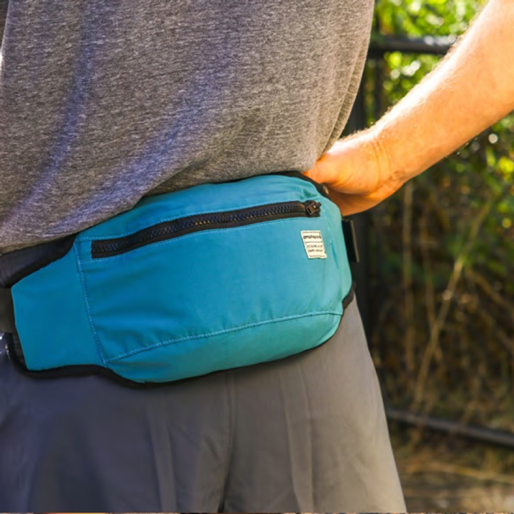 Model view of Amphipod R3 Venture Out Convertible Pack.