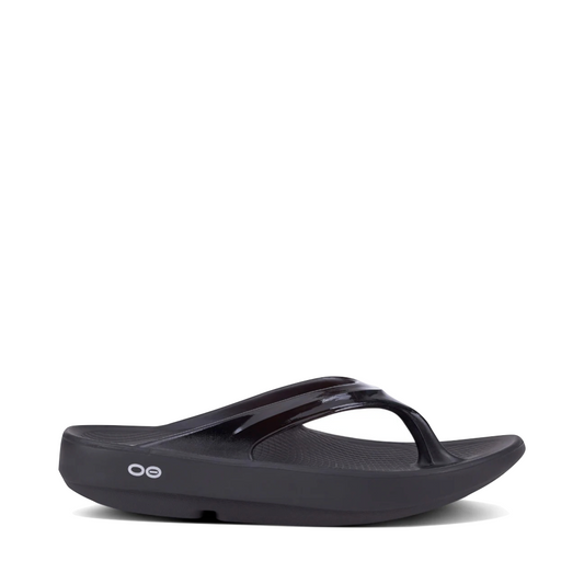 Side (right) view of OOfos OOlala Flip Sandal for women.