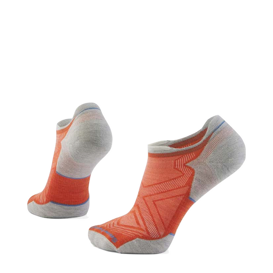 Side (left) and bottom view of Smartwool Run Low Ankle Socks for men.